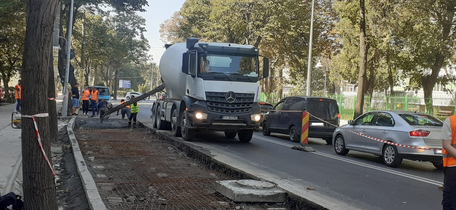 FOTO: Au reînceput lucrările pe bulevardul Ferdinand, care a fost asfaltat în urmă cu câteva săptămâni. Care este explicaţia proiectantului