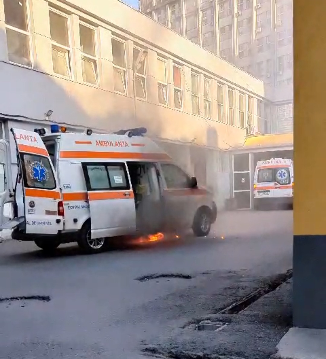 O ambulanţă a luat foc în faţă la Unitatea de Primiri Urgenţe Constanţa