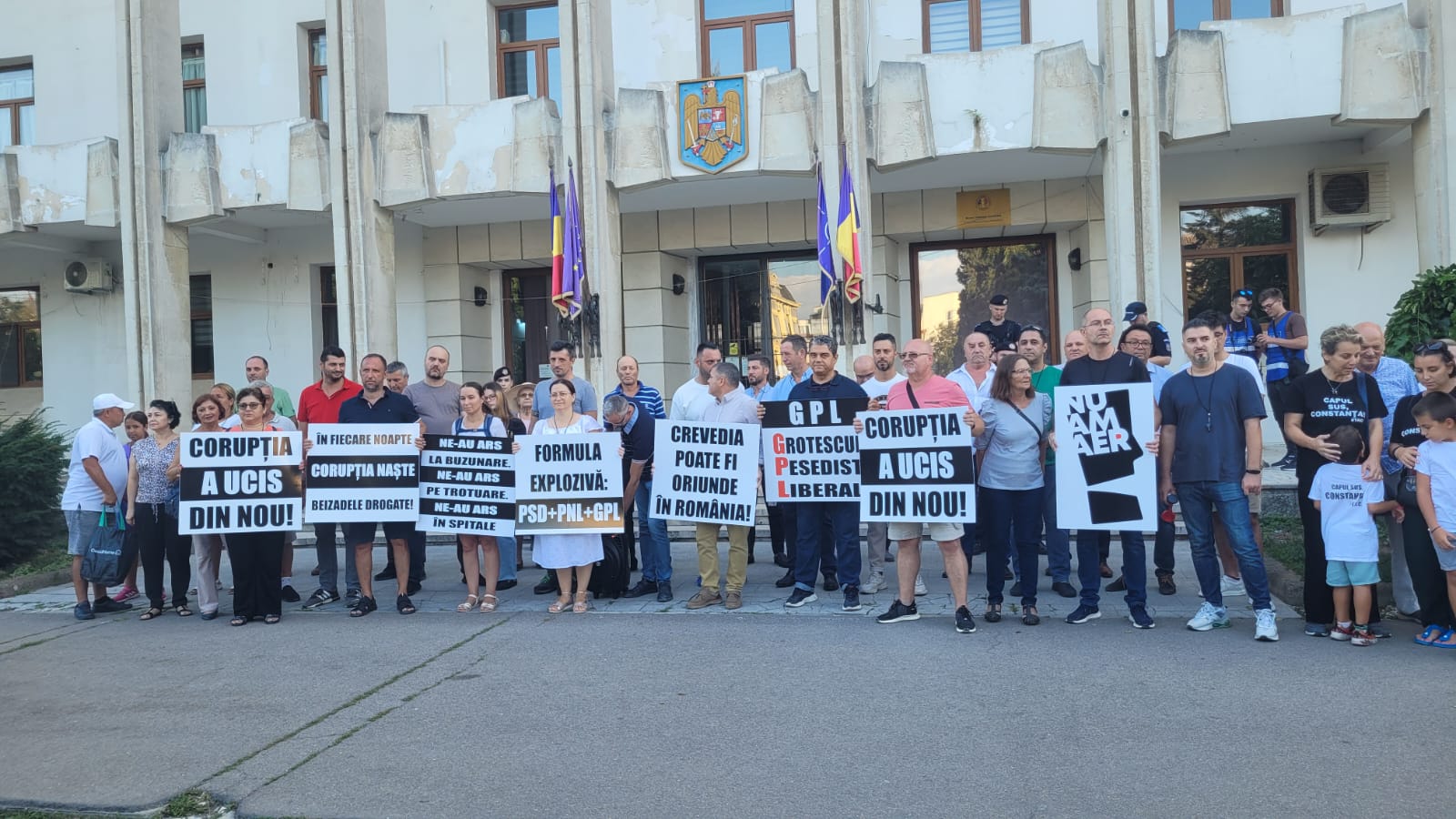 CONSTANȚA/FOTO,VIDEO: Acțiune de protest în fața Prefecturii – ”Corupția a ucis din nou!”