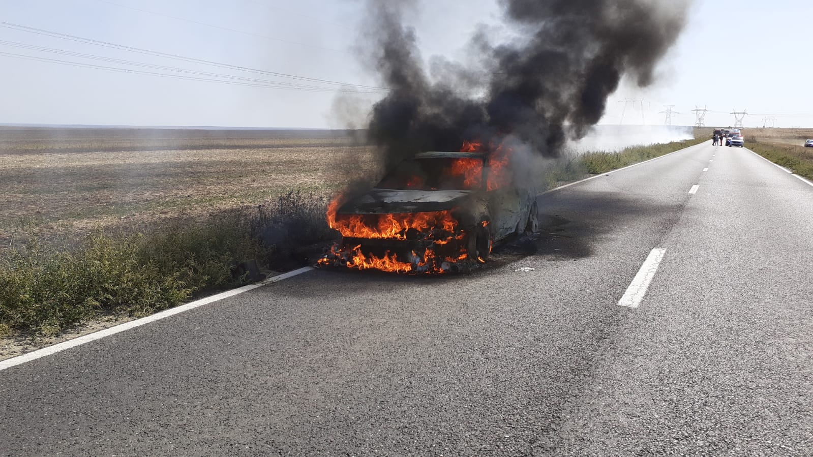 FOTO: Autoturism distrus de un incendiu pe DN 22