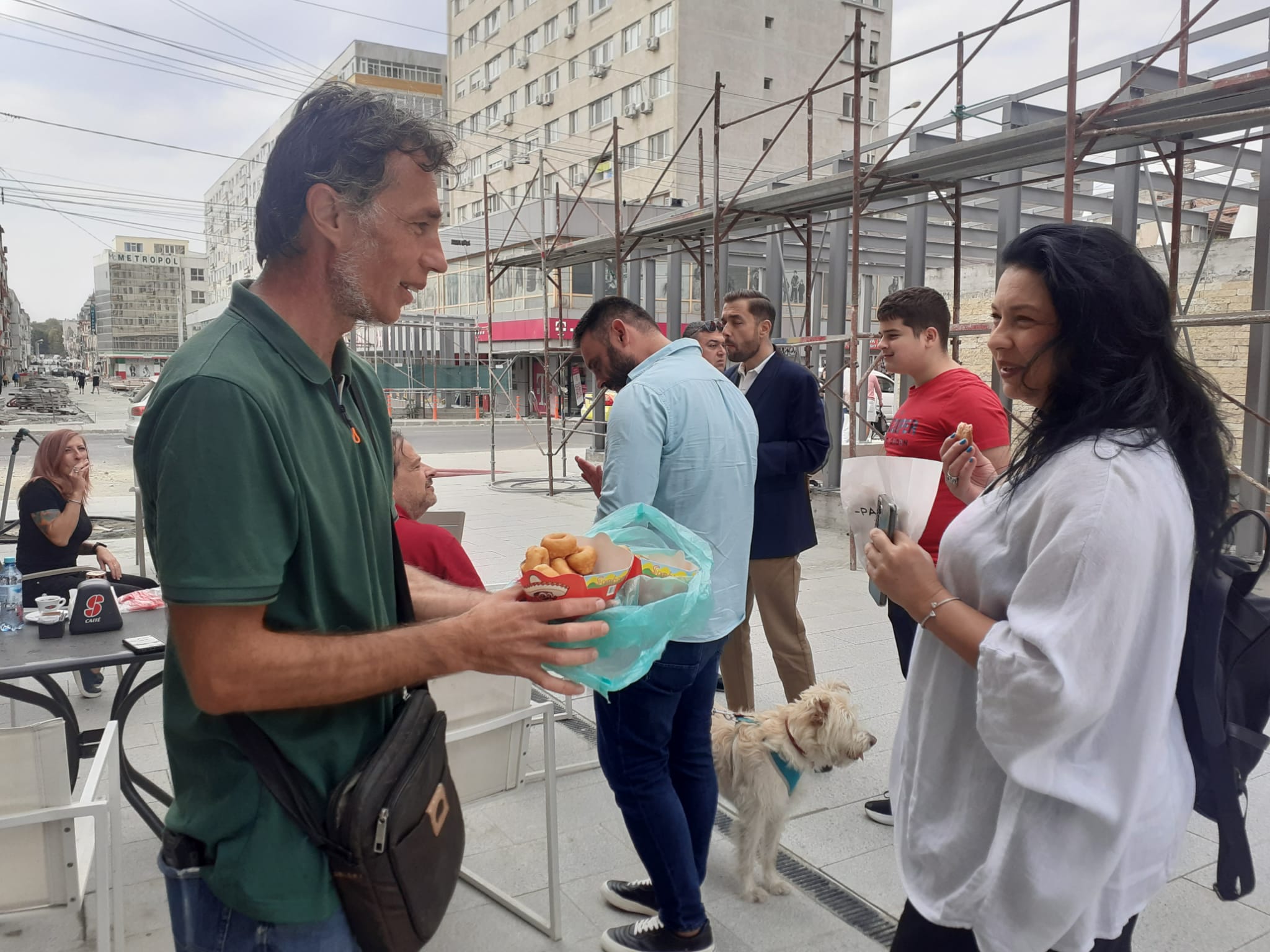 CONSTANȚA/FOTO: Protest ironic – gogoși dăruite pe Ștefan cel Mare, cu ocazia zilei în care lucrările trebuiau finalizate