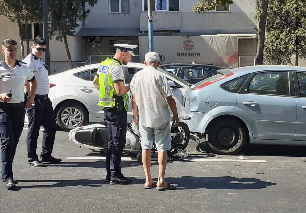 FOTO – VIDEO | CONSTANȚA: Motociclist transportat la spital, după ce a produs un accident rutier în intersecția de la Far