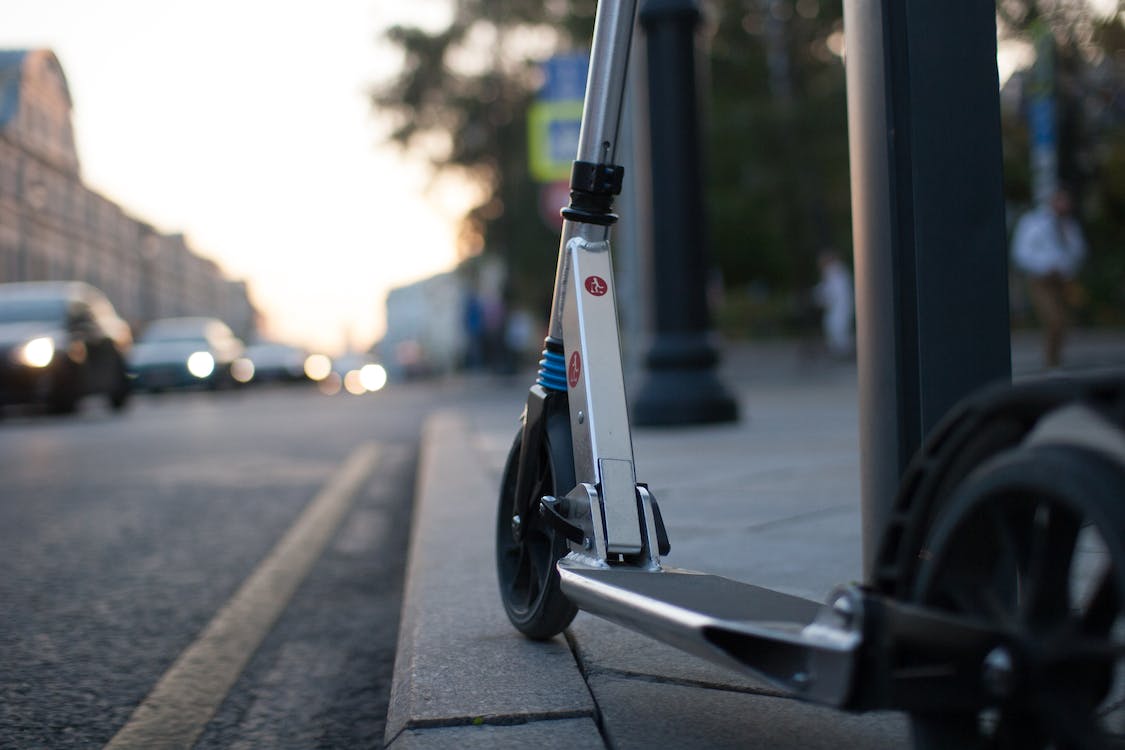 Lege promulgată: Poliţia locală poate acorda sancţiuni conducătorilor de trotinete electrice