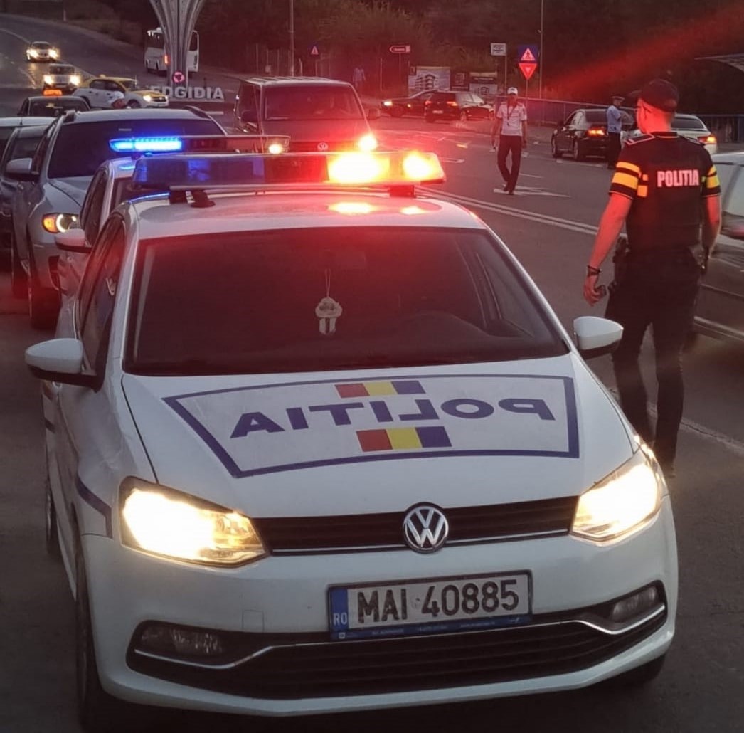 Județul CONSTANȚA: Șofer băut urmărit de polițiști, după ce nu a oprit la semnalul regulamentar și a acroșat o mașină