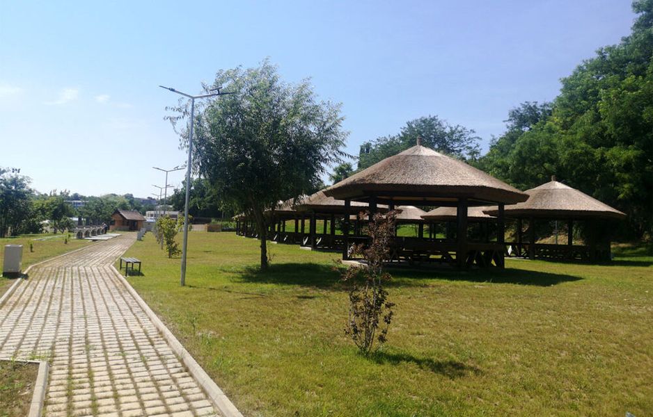 TULCEA: Zona de picnic amenajată pe malul Lacului Ciuperca, solicitată la capacitate maximă