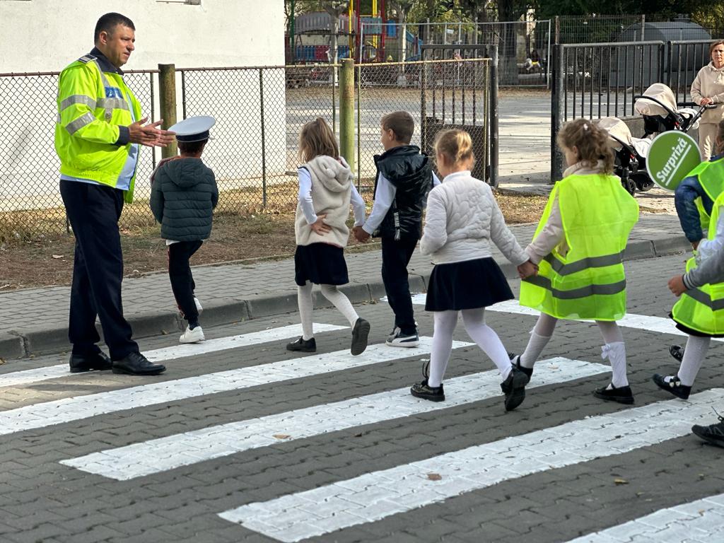 TULCEA: Educaţie rutieră, la mai multe clase gimnaziale, cu poliţişti din cadrul Biroului Rutier