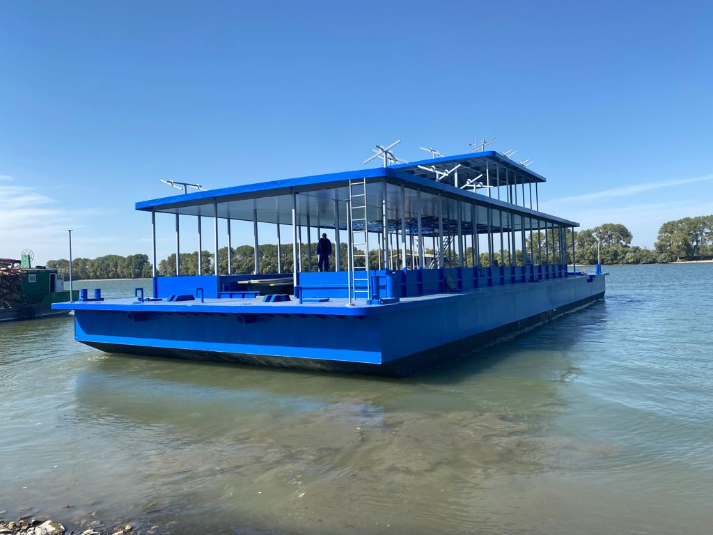 TULCEA: A fost lansată la apă structura mobilă ,,Stație mobilă pentru creștere puilor de sturioni”