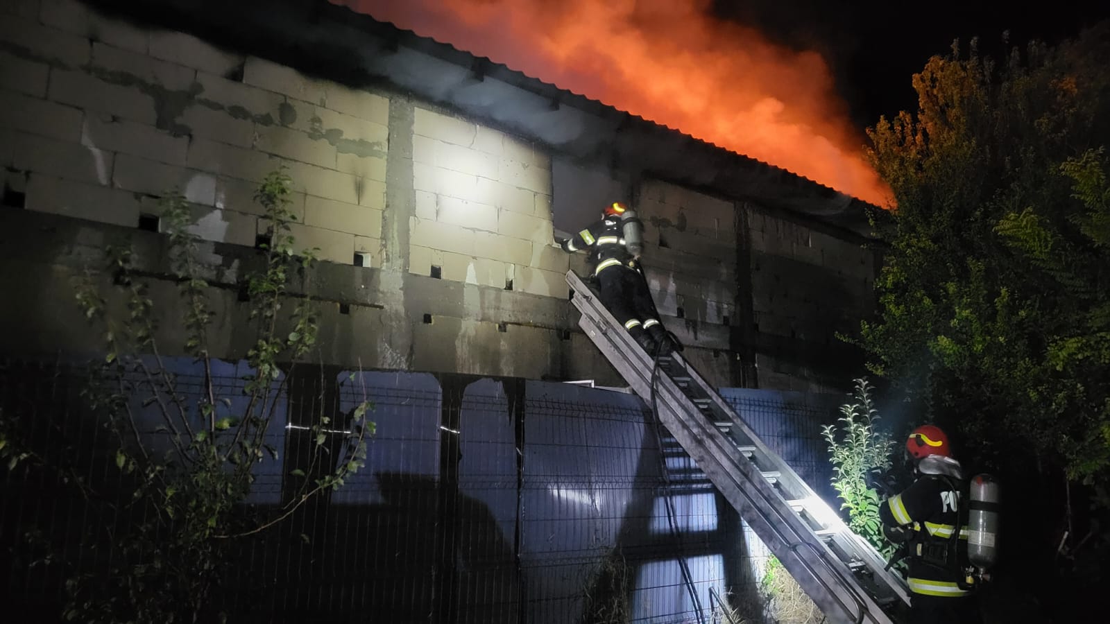 CONSTANŢA: Casă în flăcări la Castelu; intervenţia salvatorilor ISU a durat peste trei ore