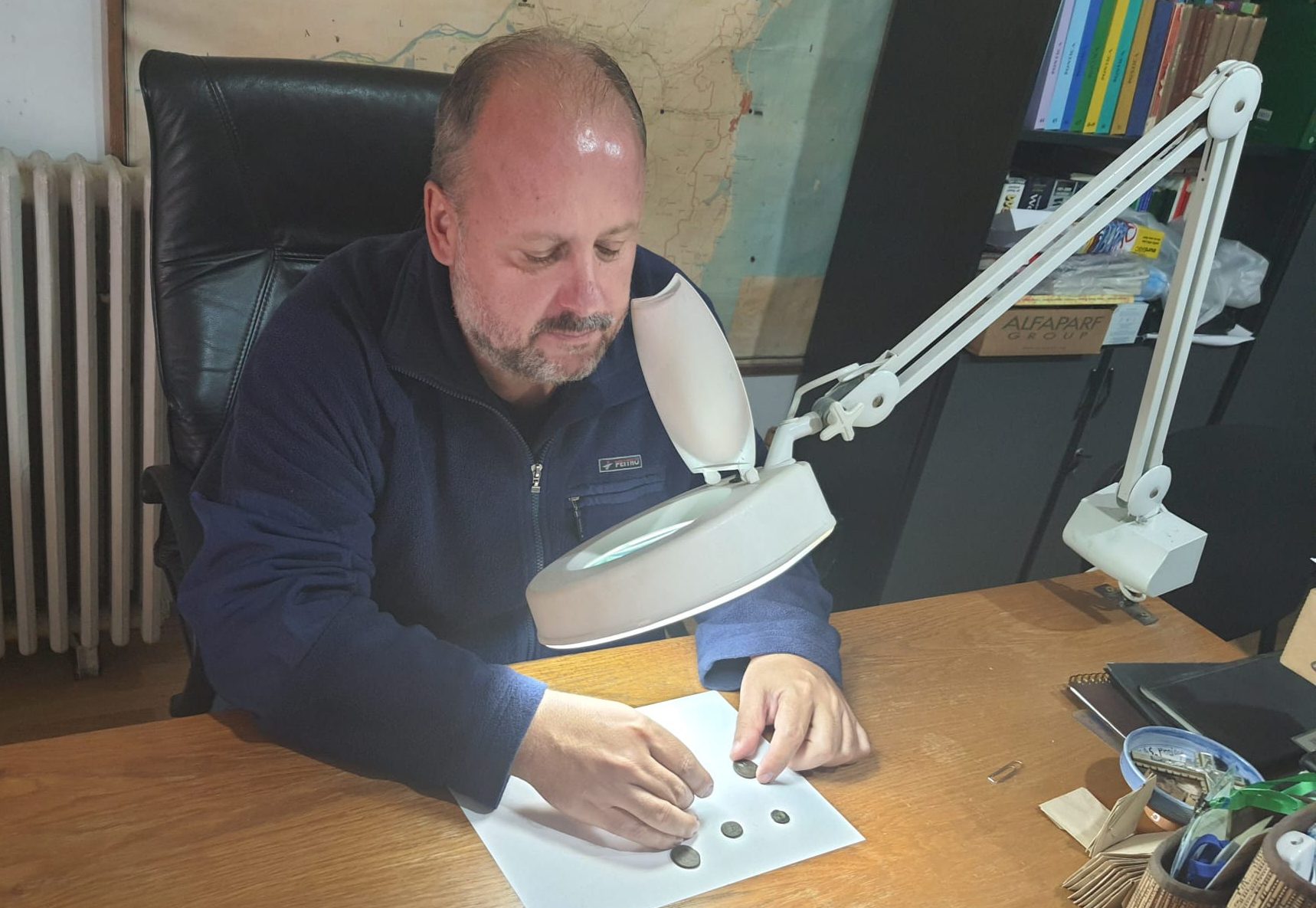 Monedele descoperite de poliţiştii de frontieră, analizate de numismatul Gabriel Talmațchi, cercetător științific în cadrul Muzeului de Istorie Națională și Arheologie Constanța