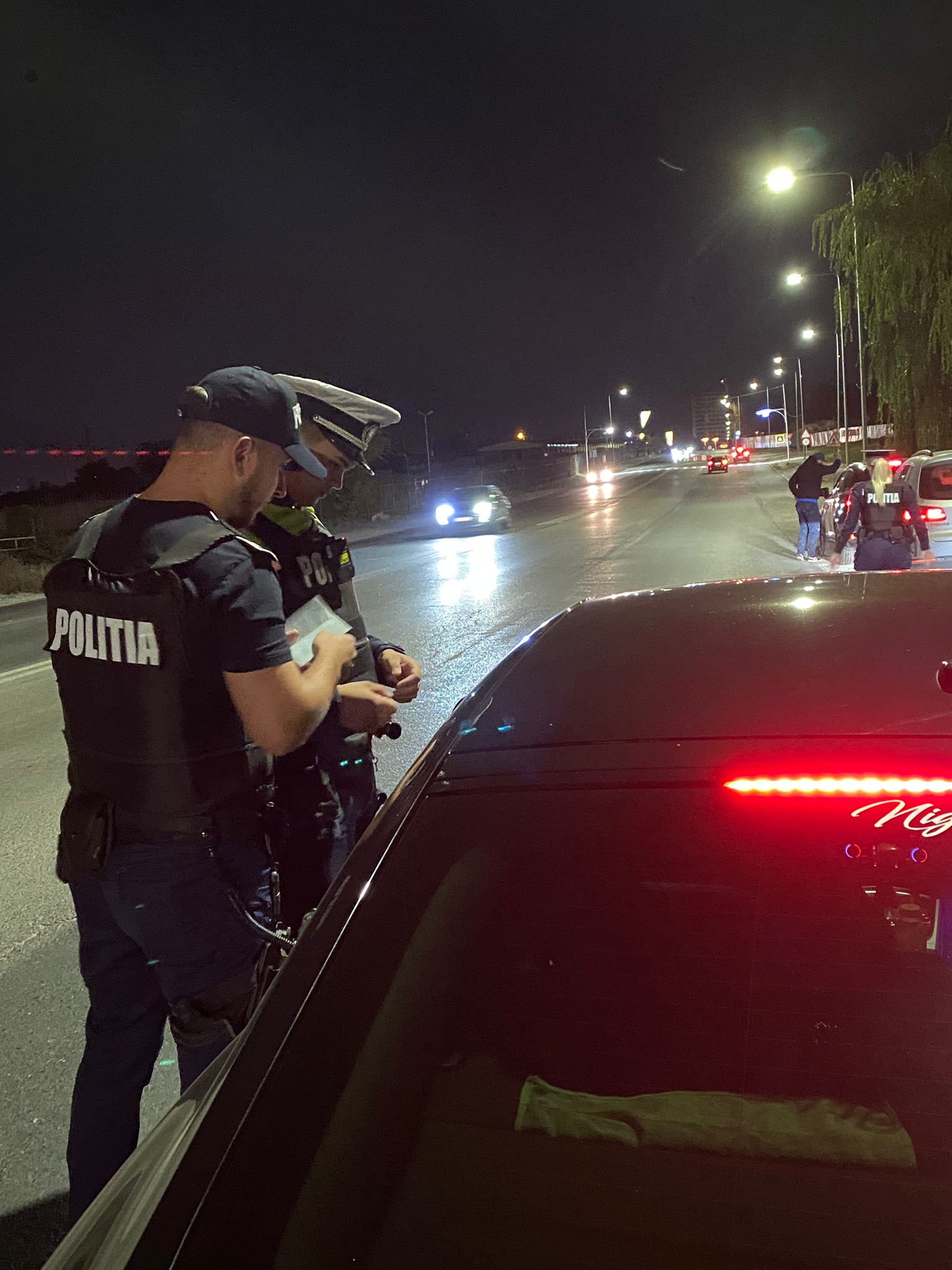 CONSTANȚA: Razie în oraș. Au fost legitimate aproximativ 70 de persoane, au fost verificate 20 de vehicule și 23 de locații publice