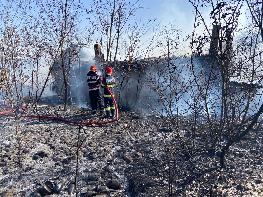 FOTO | TULCEA: Incendiu de vegetație uscată, extins la o casă de locuit din Mahmudia
