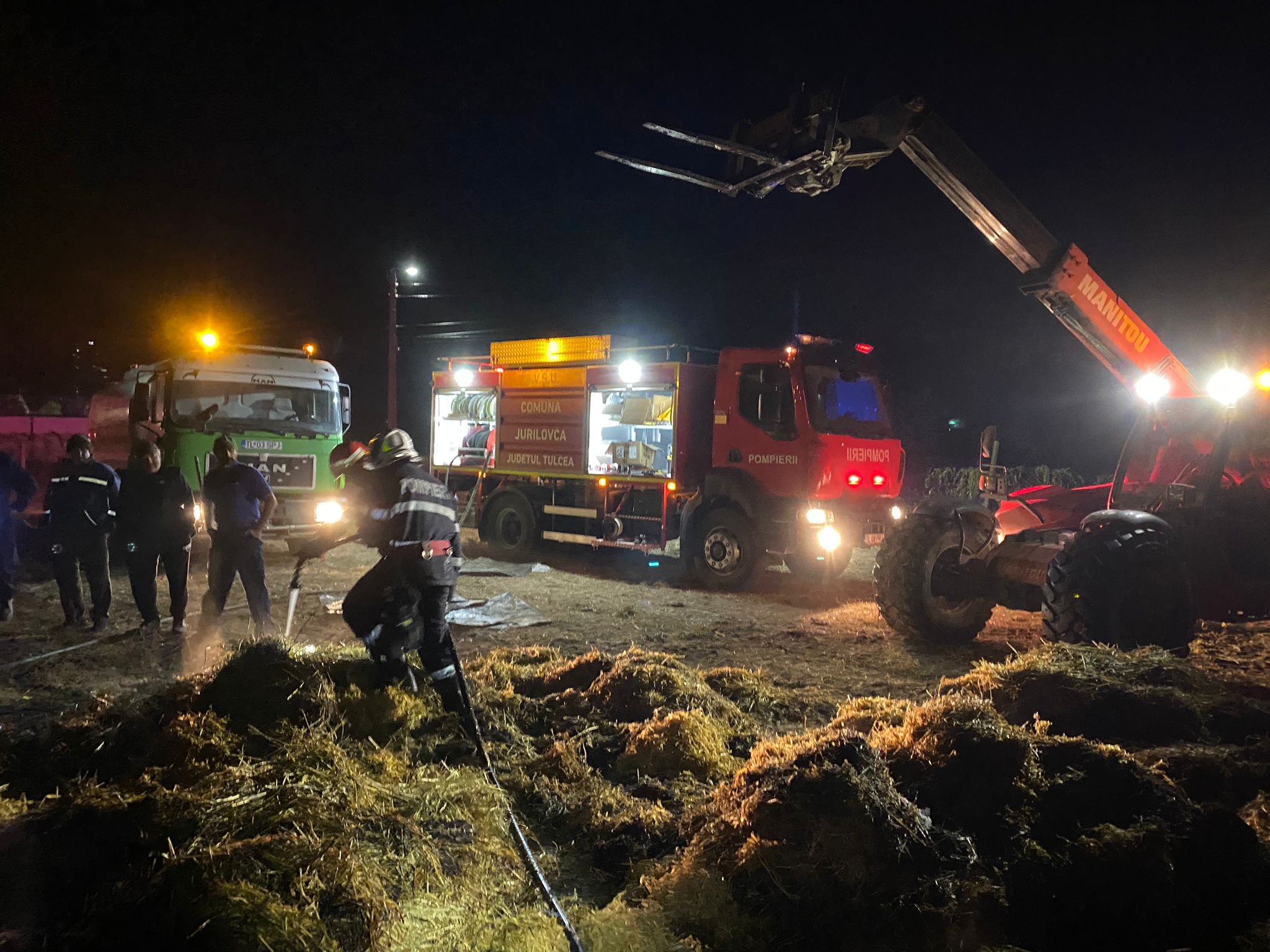 Județul TULCEA/FOTO: Incendiu la la o magazie de furaje cu posibilitate ridicată de propagare la o locuință și alte anexe gospodărești