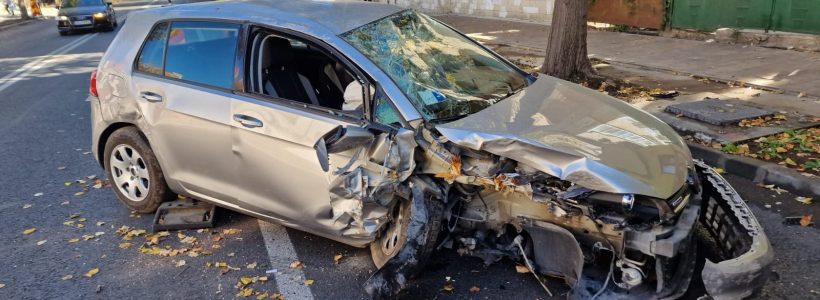 CONSTANȚA: Șoferul băut care a intrat cu mașina în copac, pe B-dul Ferdinand, are acum dosar penal