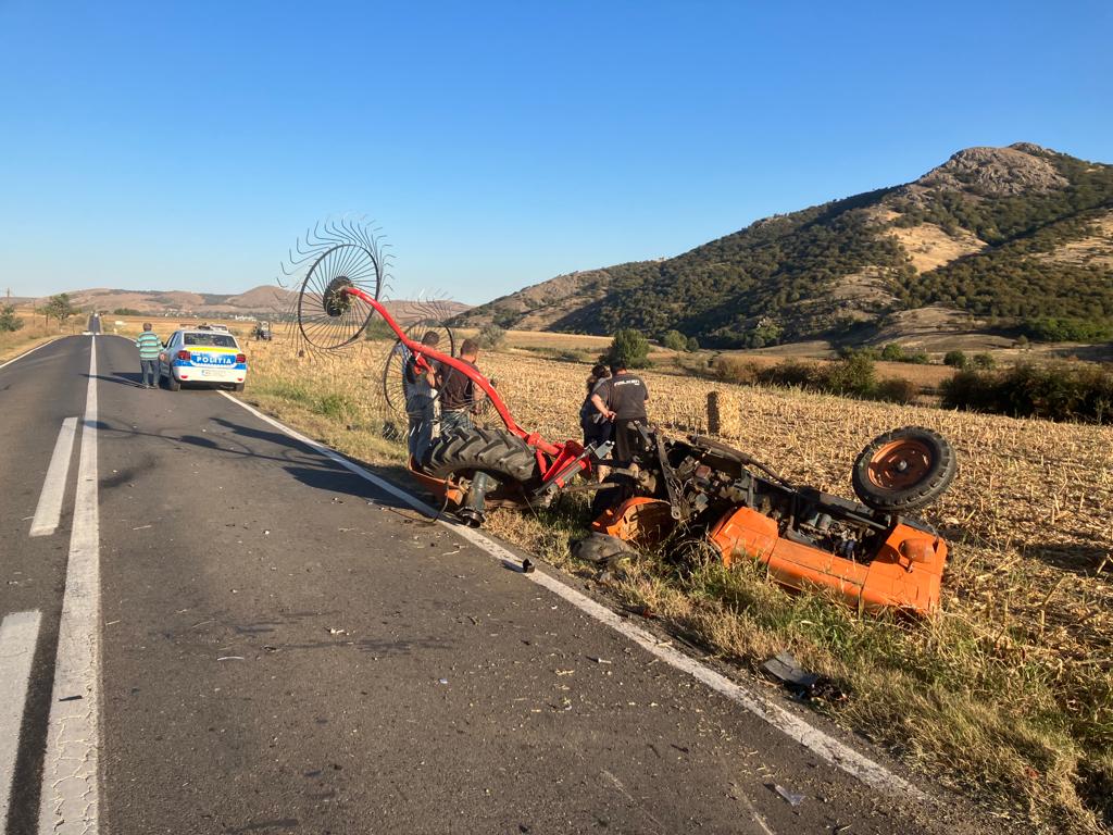 TULCEA: Coliziune între un tractor și un autoturism. Șoferul utilajului agricol a ajuns la spital