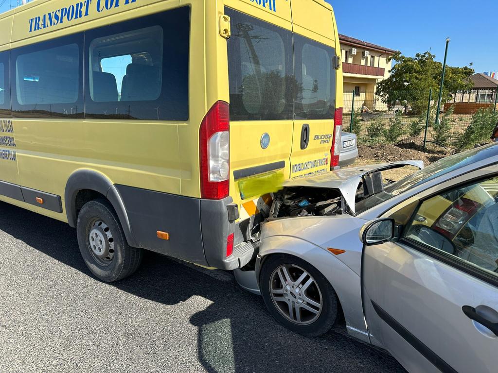 TULCEA: Accident între un microbuz școlar și un autoturism, în localitatea Baia. 4 elevi au ajuns la spital