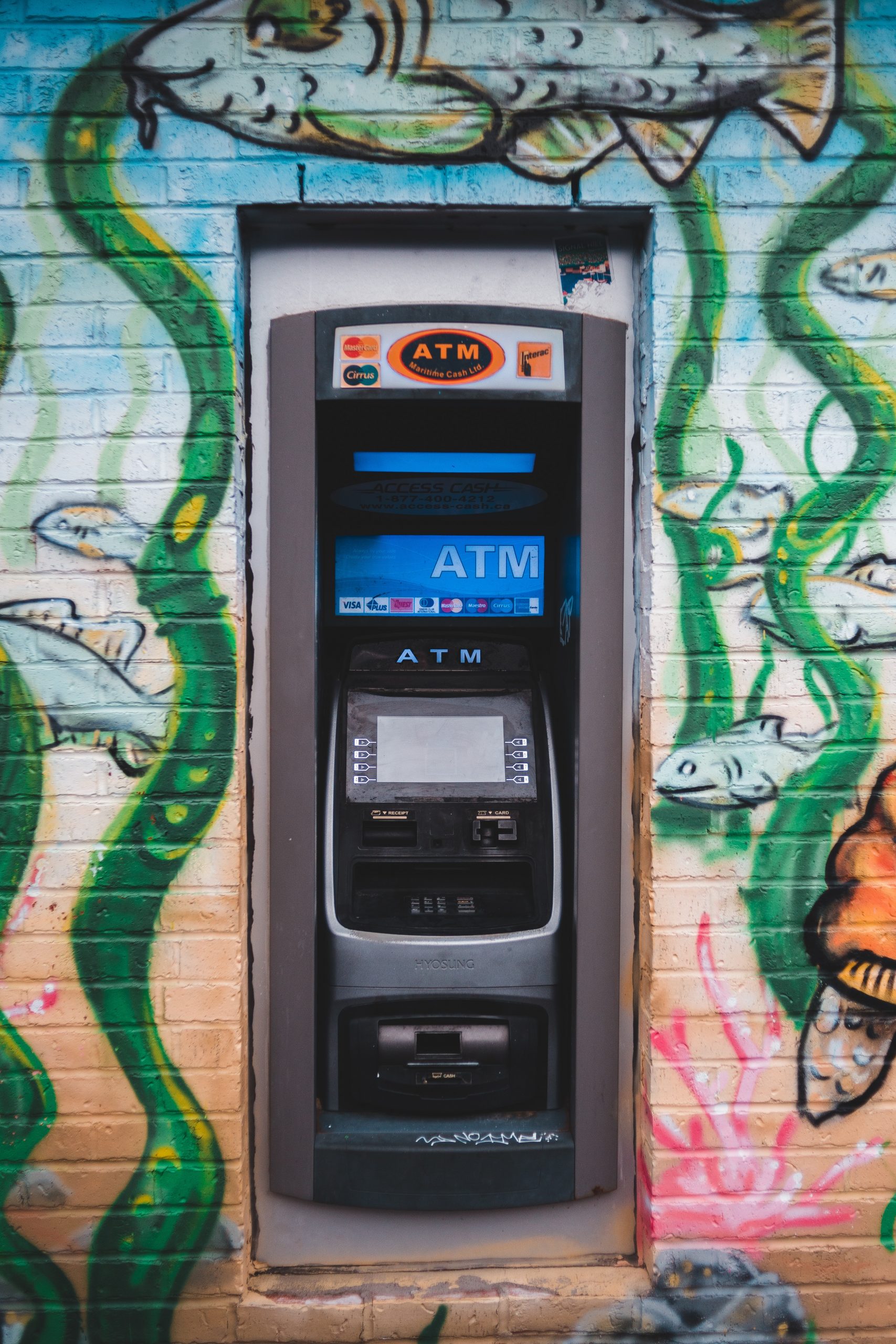 TULCEA: Persoana care și-a uitat, vineri, banii în ATM este așteptată la Poliție, pentru a-i recupera