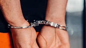 CONSTANȚA: Persoanele care ar fi răpit o femeie la ieşirea dintr-un local, arestate preventiv