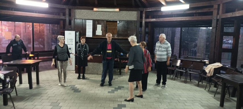 CONSTANȚA: Pensionarii pot urma cursuri de dans la pavilionul din fața TNOB