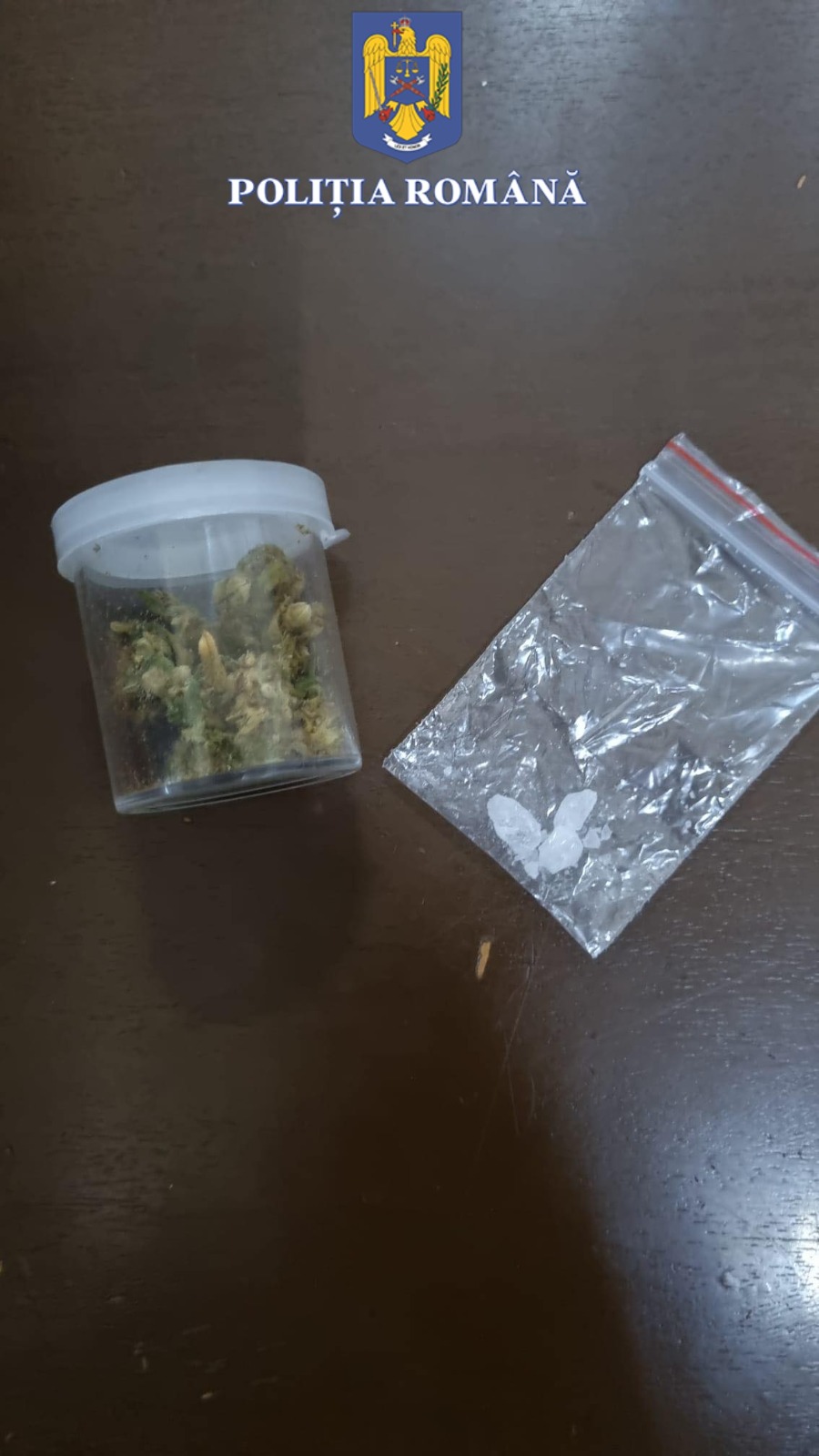 CONSTANȚA: Substanțe susceptibile de efecte psihoactive, găsite de polițiști în mașinile unor tineri