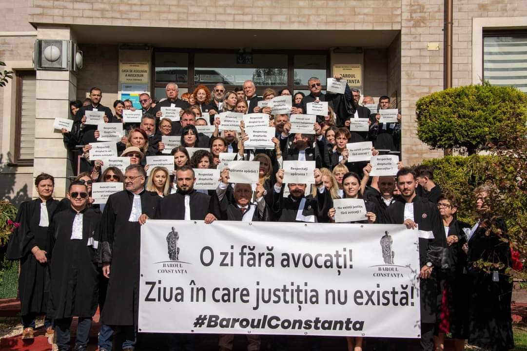 Avocații s-au solidarizat, ieri, într-un protest numit “O zi fără avocați! Ziua în care justiția nu există”