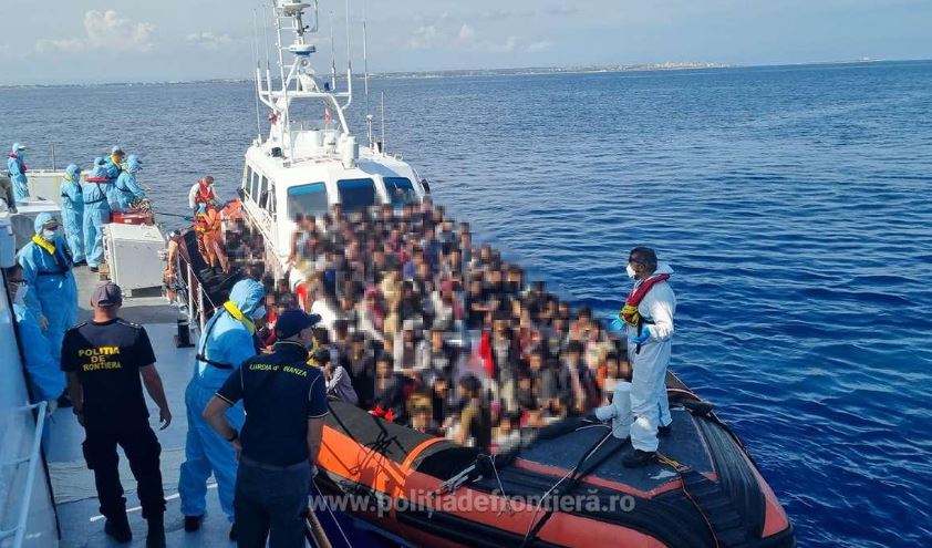 O navă a Gărzii de Coastă din România a participat la salvarea a 80 de migranți aflați în pericol