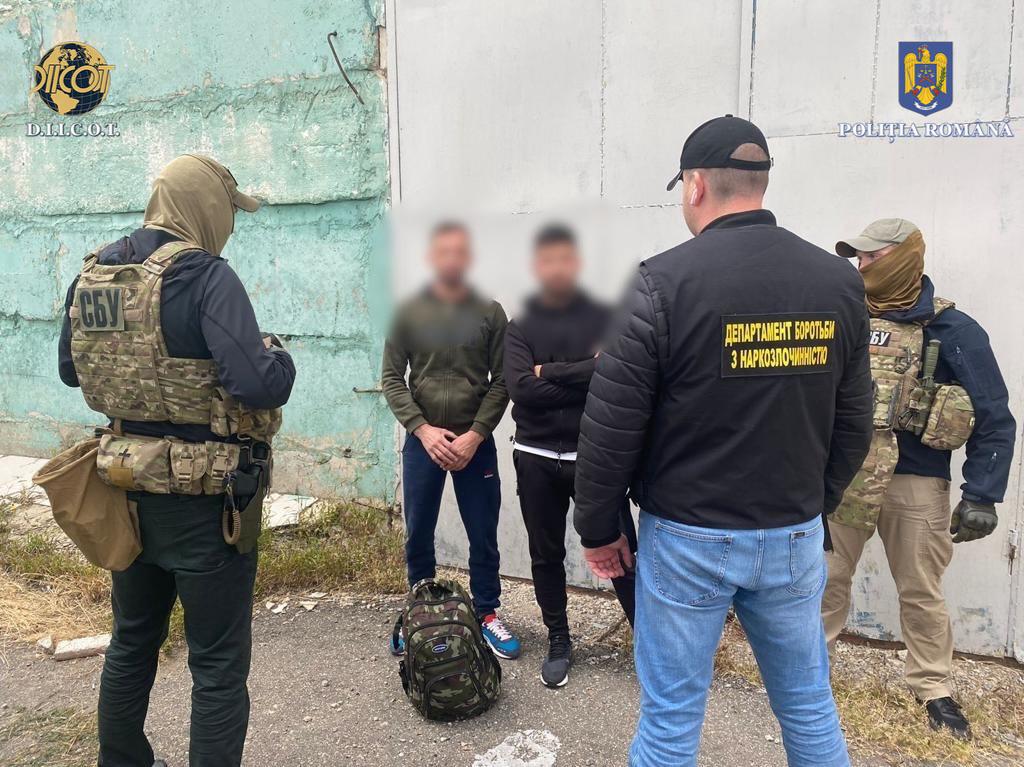 FOTO | Grupare specializată în traficul internațional de HEROINĂ, destructurată în România. Aproape 190 de kilograme de heroină, mascate într-un import de curmale din Iran, descoperite în Portul Constanța