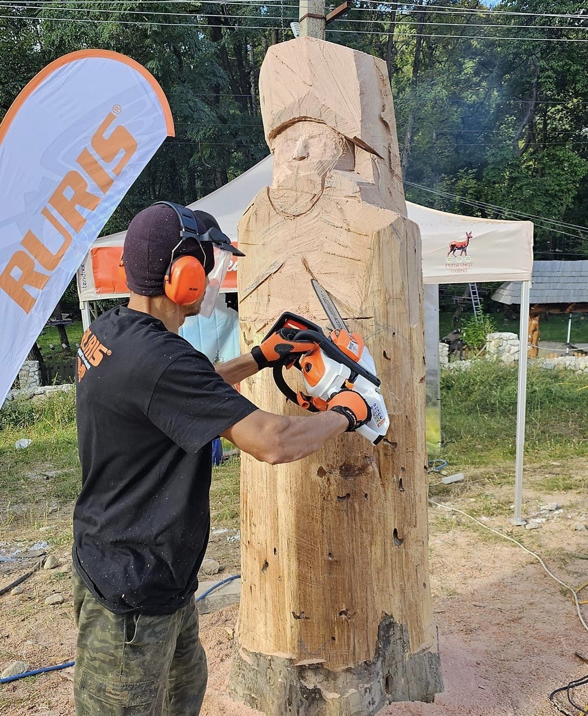 Artist în lemn din județul CONSTANȚA, participant la Festivalul Sculptorilor cu Drujba de la Vaideeni