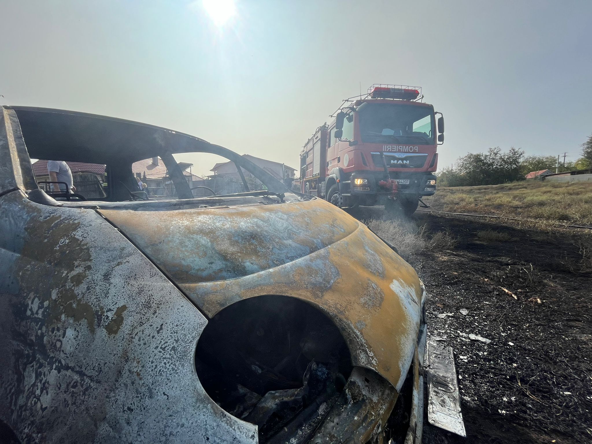 TULCEA: Incendiu puternic la Dunavățul de Jos. Flăcările amenințau trei locuințe