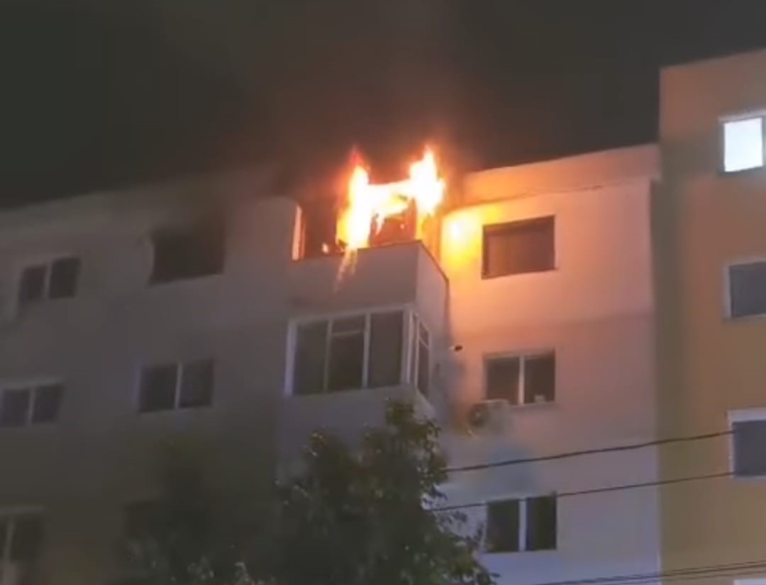 TECHIRGHIOL: Incendiu într-un bloc de locuințe. 15 persoane s-au autoevacuat