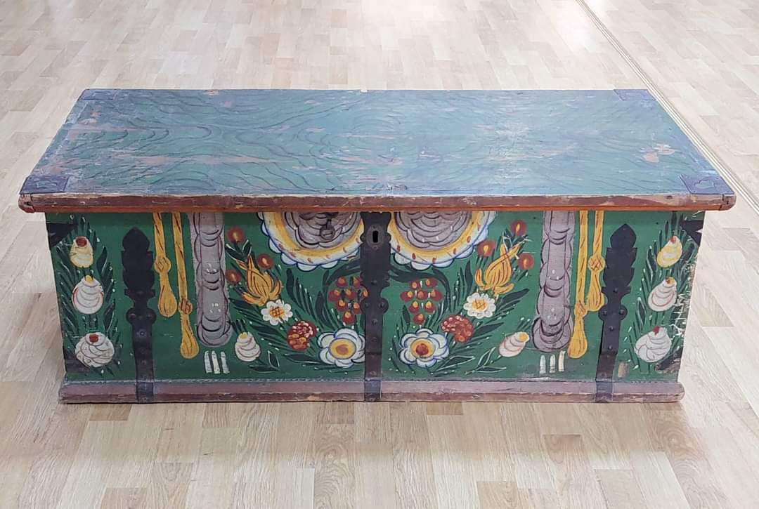 CONSTANȚA: Lada de zestre „brașovenească” – exponatul săptămânii la Muzeul de Artă Populară