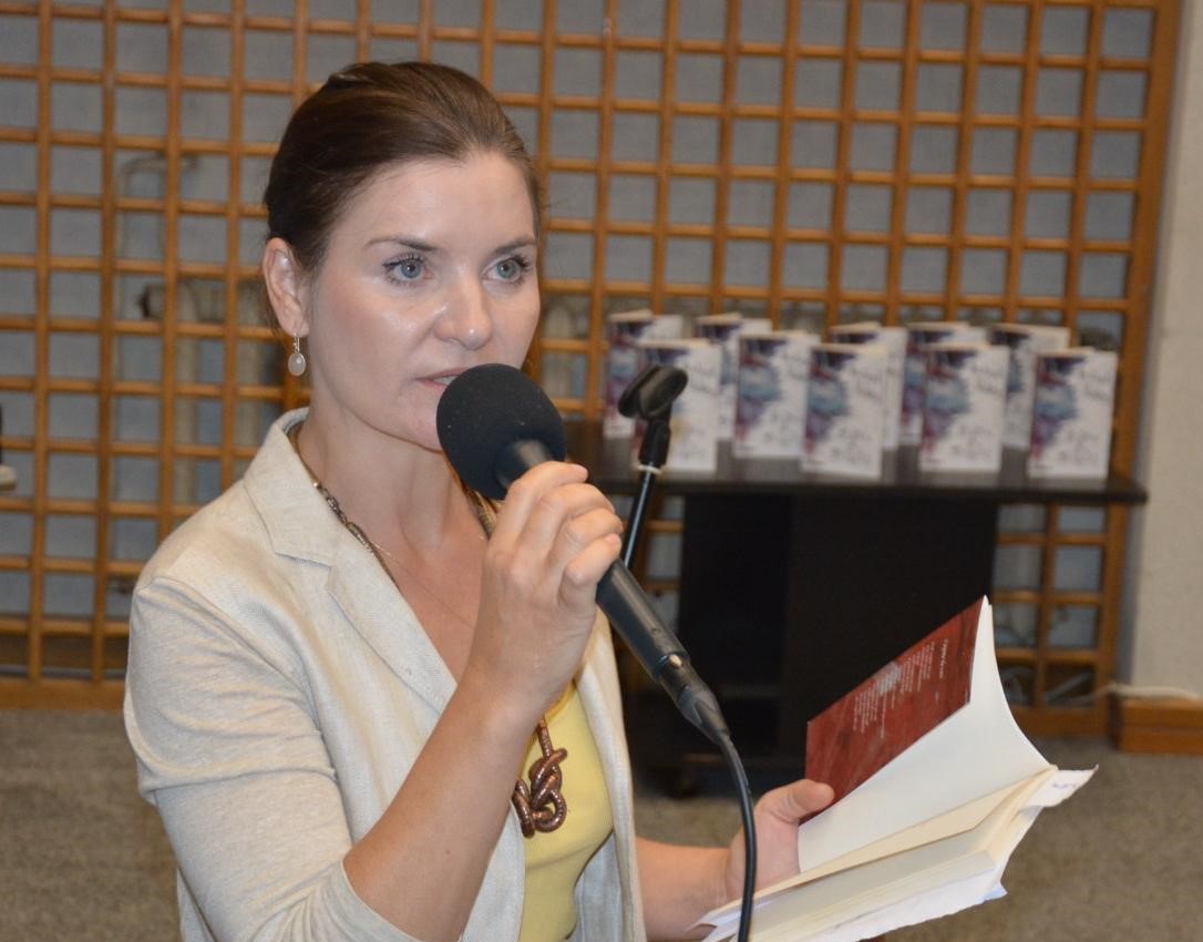 FOTO | Artistul plastic și scriitoarea Iulia Mihalcea și-a lansat, ieri, volumul de poezii „Bric-à-Brac”, la Biblioteca Județeană Constanța