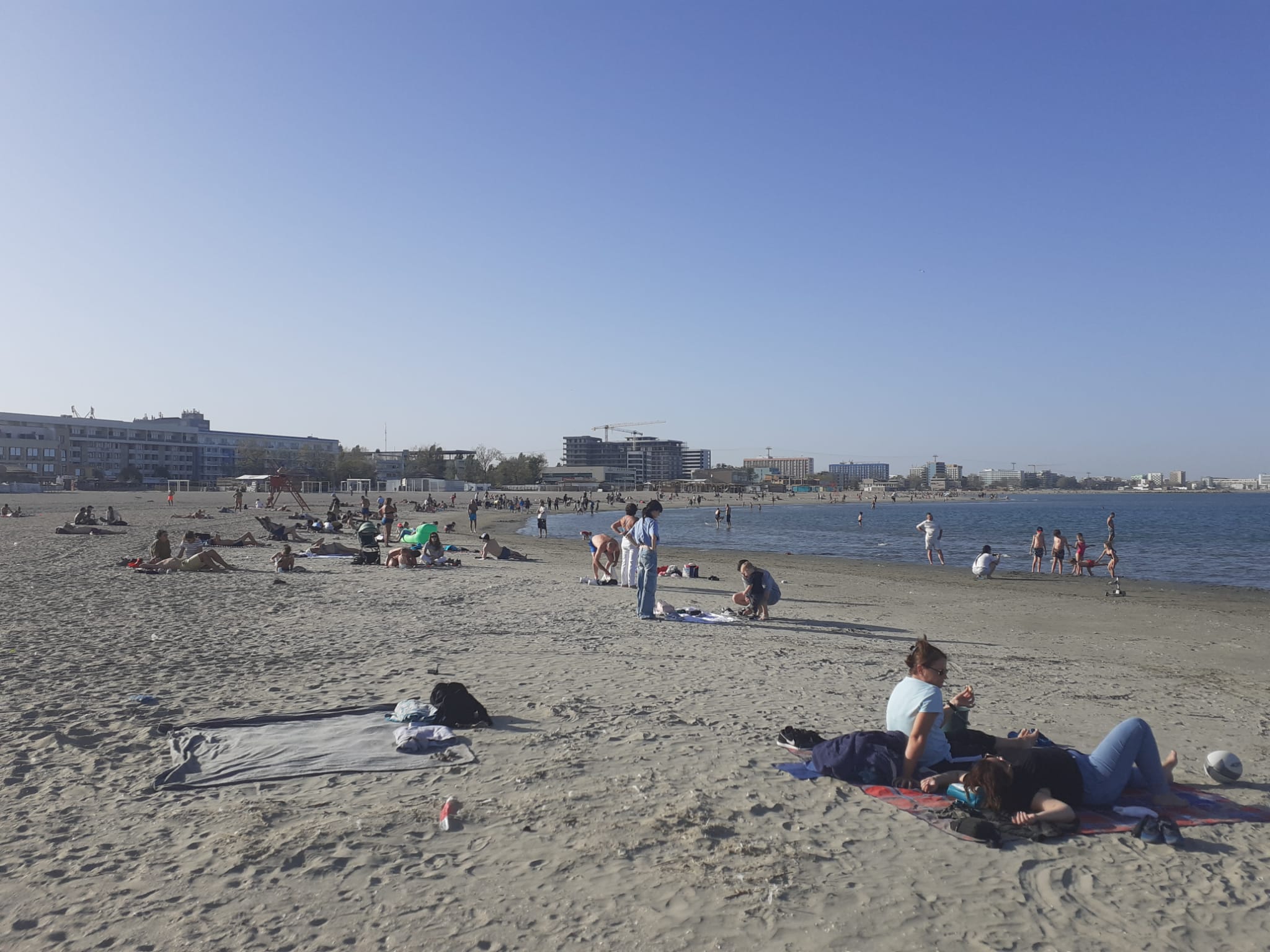 Temperaturile de vară au umplut plaja din MAMAIA de constănțeni dornici să se bucure de soare și, probabil, de ultima baie în mare din acest an
