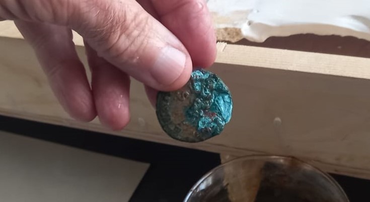 INTERVIU | Mihai Dan Ionescu, singurul restaurator de metale antice din Constanța, lucrează cu aceeași pasiune de aproape o jumătate de secol în laboratorul MINAC