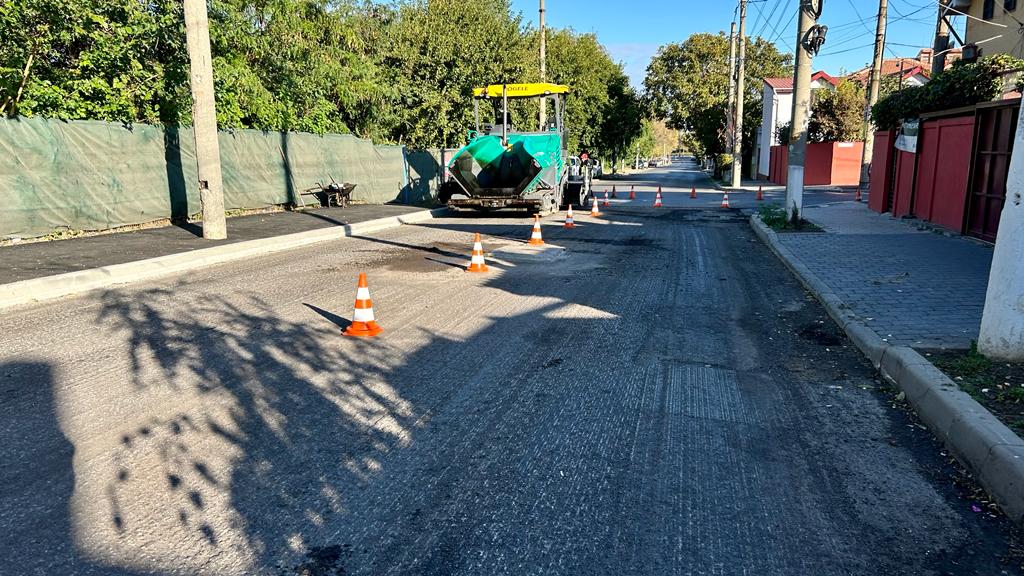 CONSTANŢA: Se asfaltează pe strada Chiliei. Traficul este restricţionat