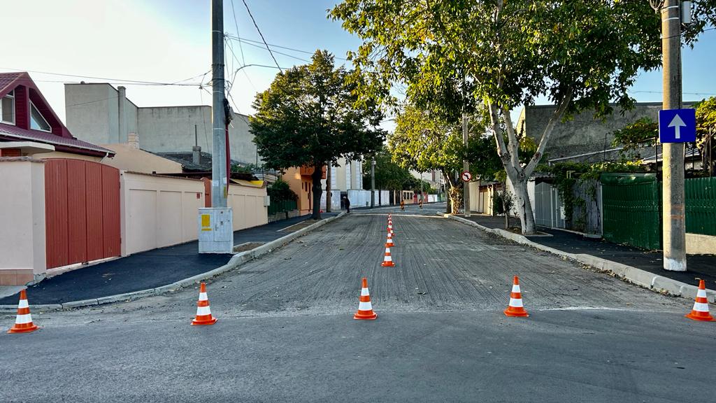 CONSTANŢA: Se asfaltează carosabilul pe strada Maramureș