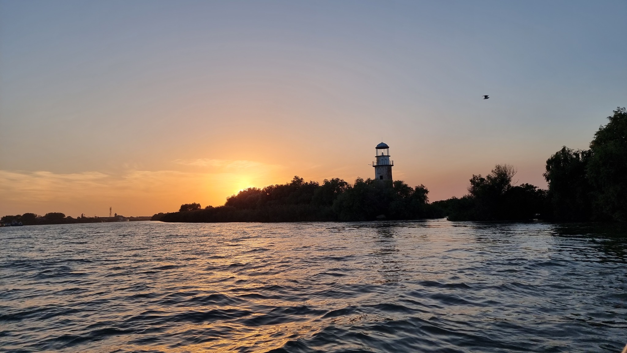 Pe coasta litoralului românesc sunt amplasate șapte faruri. Cel mai vechi este la Tuzla