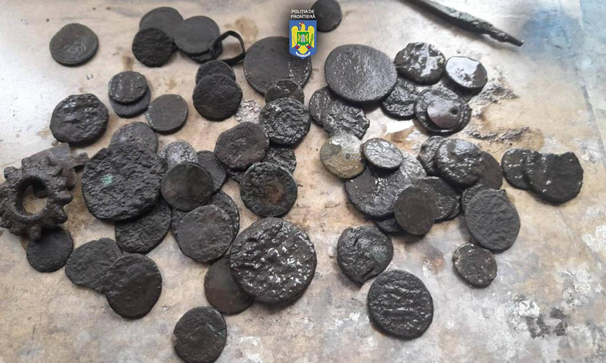 CONSTANȚA: Tezaur numismatic de proveniență romană, descoperit de polițiștii de frontieră în bagajul unor cetăţeni bulgari căutători de comori