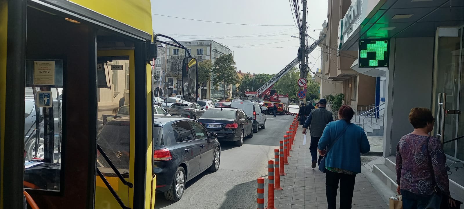 FOTO | CONSTANȚA: Un pui de pisică blocat pe acoperiș a oprit circulația pe strada Răscoalei