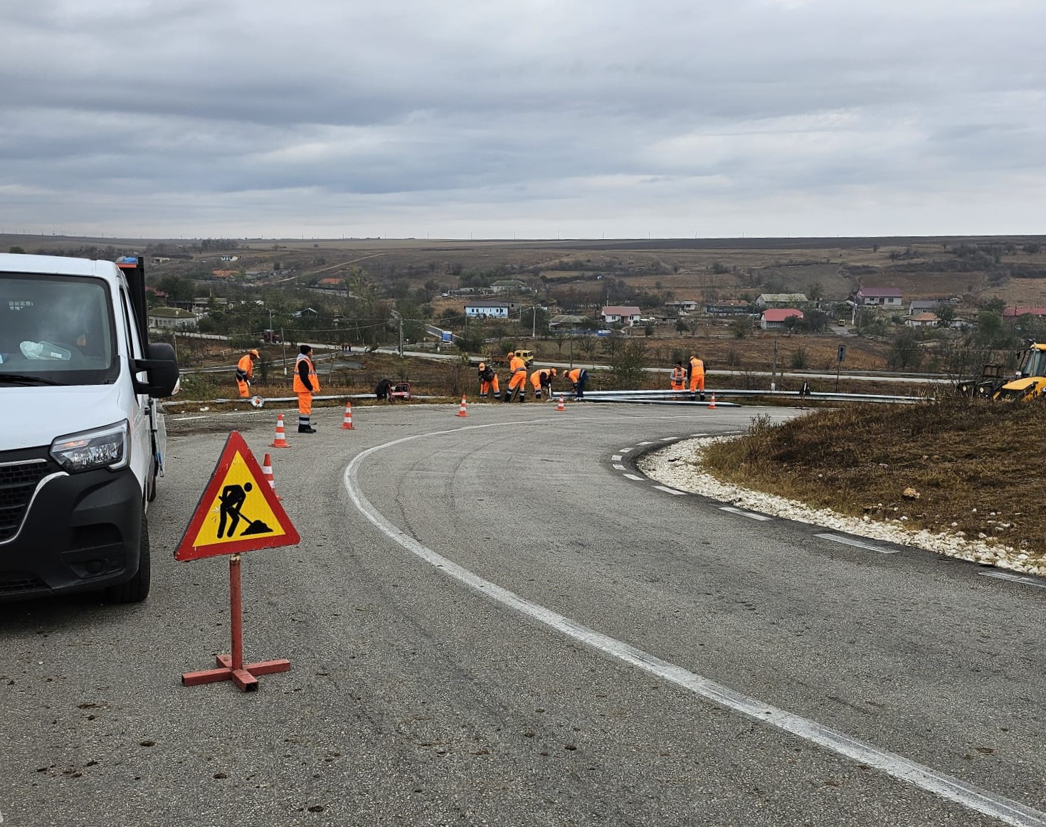 CONSTANȚA: Continuă reabilitarea drumurilor județene. Au fost asigurate și stocurile de material antiderapant