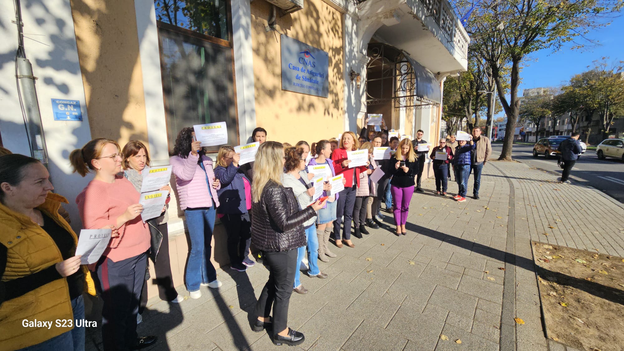 Casele judeţene de asigurări de sănătate protestează de o săptămână şi ameninţă cu blocarea întregului sistem
