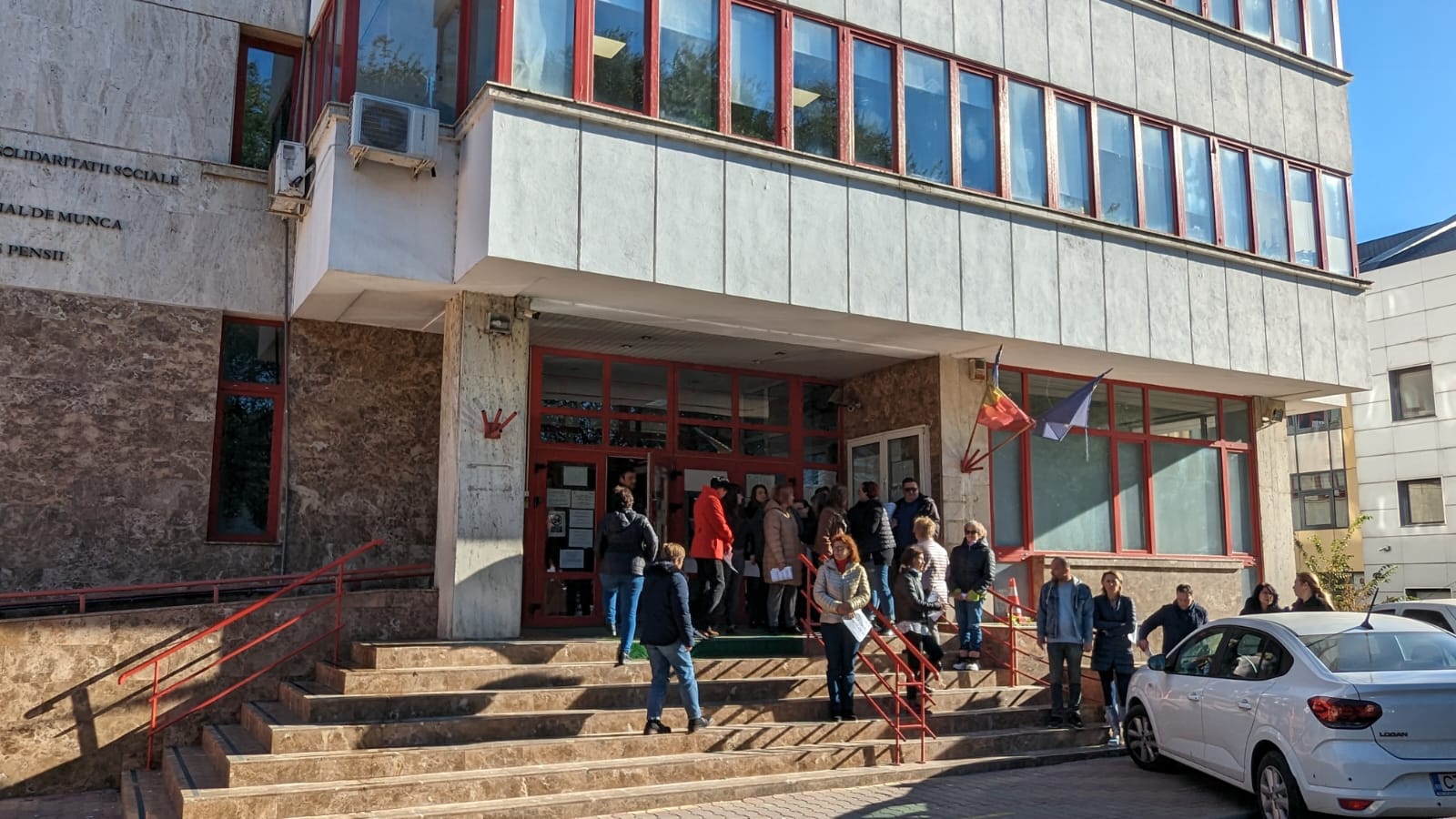 Angajații Casei Județene de Pensii Constanța protestează pentru a doua zi consecutiv
