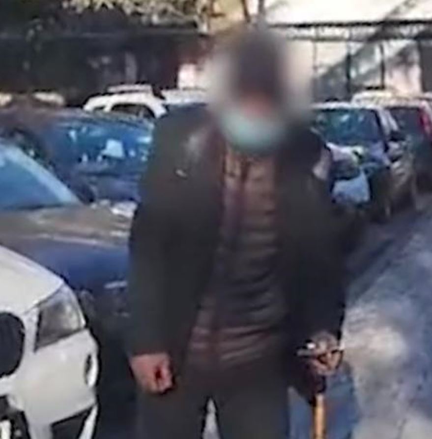 VIDEO/CONSTANȚA: Deghizat cu mască, ochelari și simulând o pareză – așa apela la mila publică un bărbat de 56 de ani