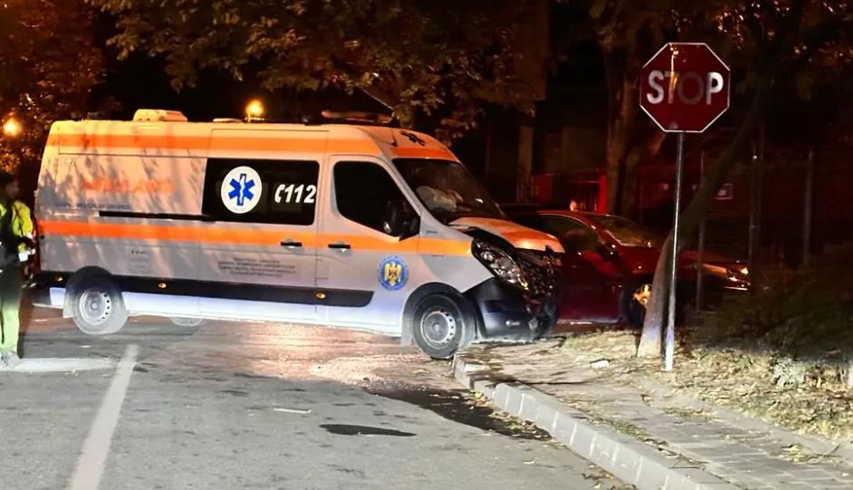 TULCEA: Ambulanță implicată într-un accident rutier. Două persoane au fost rănite