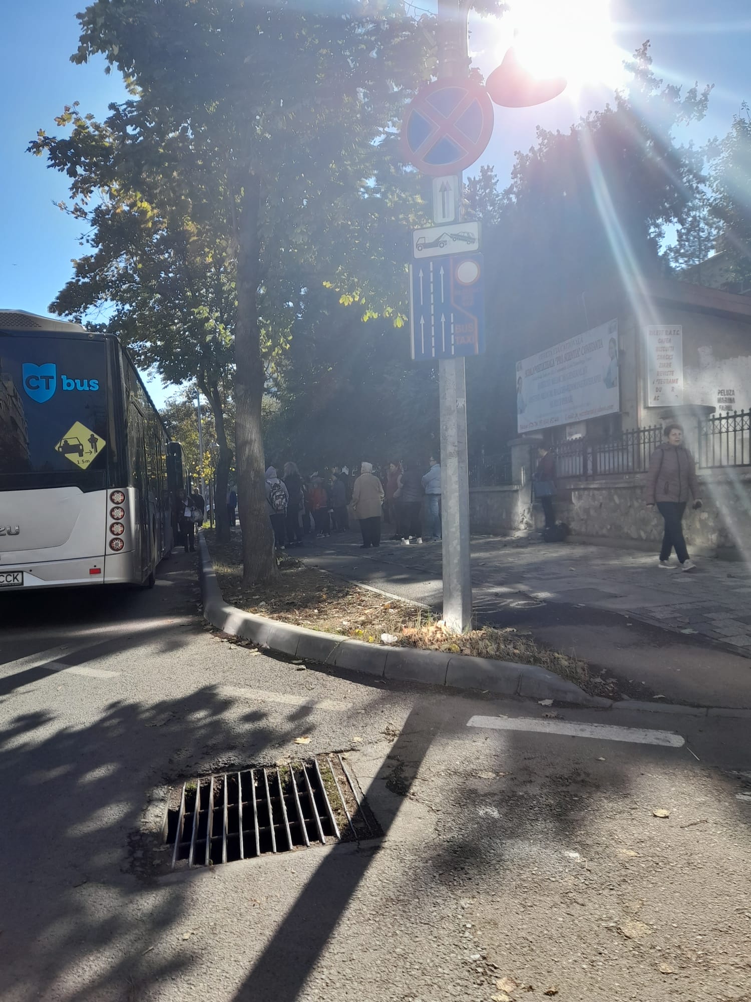 Părinţii copiilor de clasa a IV-a de la Şcoala 30, nevoiţi să facă naveta la altă unitate de învăţământ, nemulţumiţi de această situaţie. Ce soluţii au în momentul de faţă