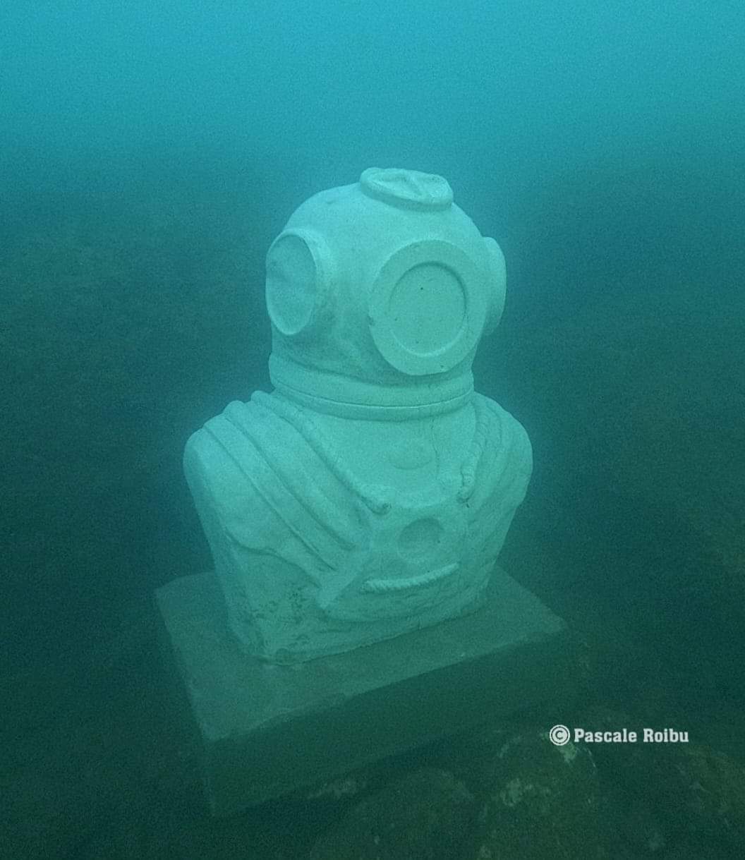 În premieră mondială, o statuie sub forma unui bust de scafandru greu, a fost scufundată complet. Evenimentul marchează 150 de ani de istorie a scafadreriei românești