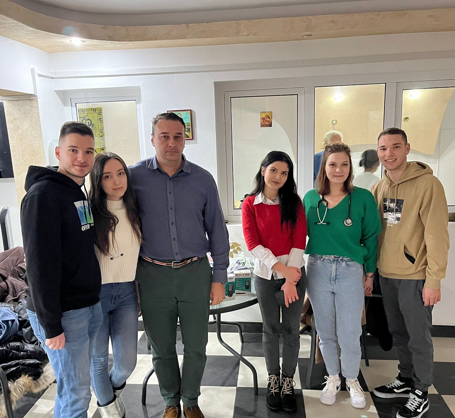 FOTO | Studenții mediciniști de la Universitatea „Ovidius”, alături de seniorii Căminului „Kardinal Regal Cataleva” din Constanța