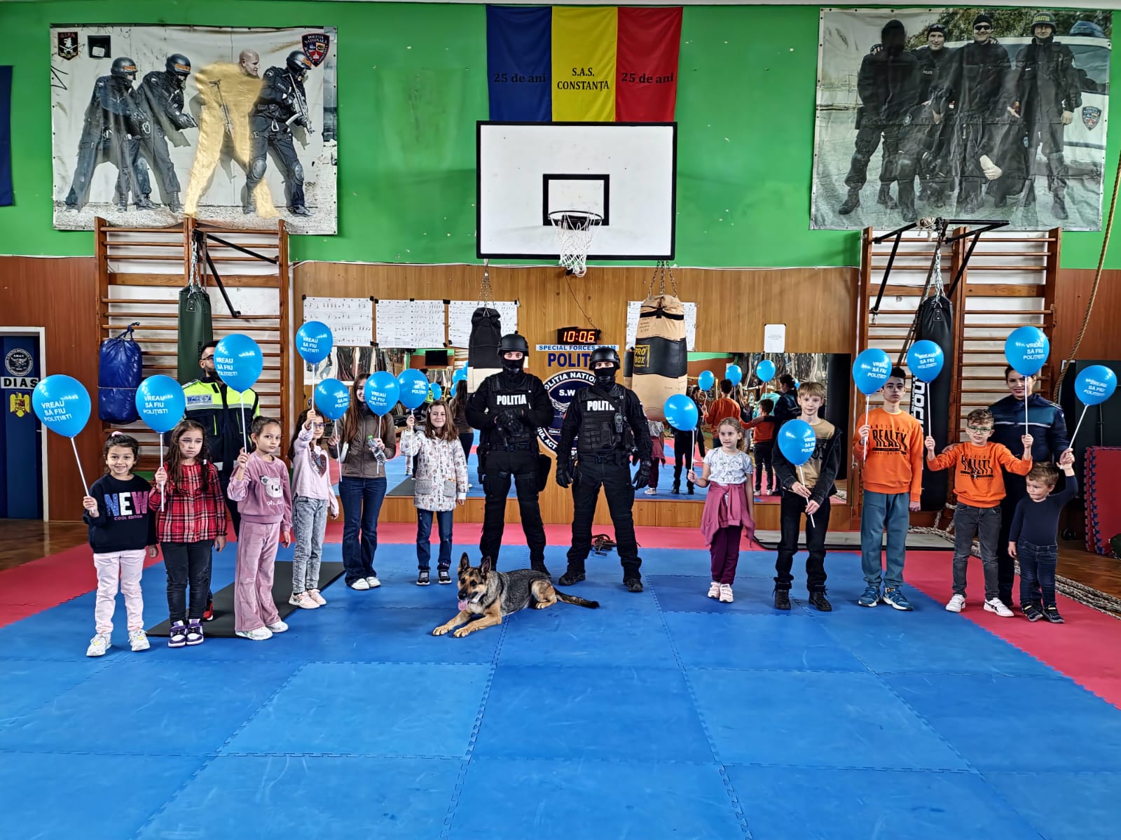 Spot, câinele de intervenție al luptătorilor din cadrul Serviciului pentru Acțiuni Speciale, atracţia copiilor