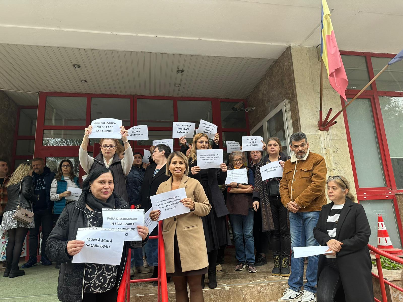 CONSTANȚA: Angajații Casei Județene de Pensii au protestat în fața sediului instituției