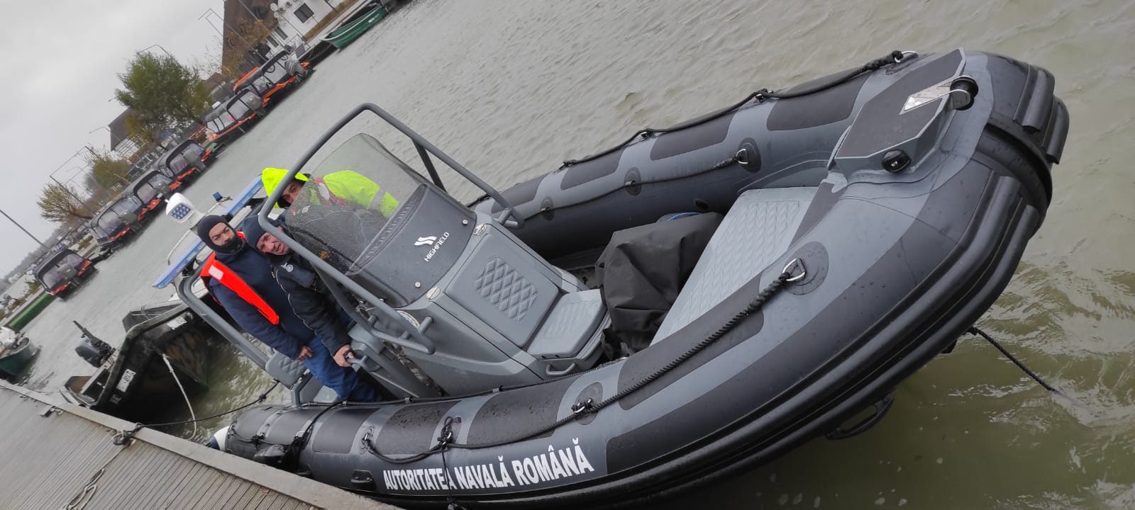 TULCEA: Doi turiști aflați într-o barcă au fost salvați din furtună de un angajat ANR