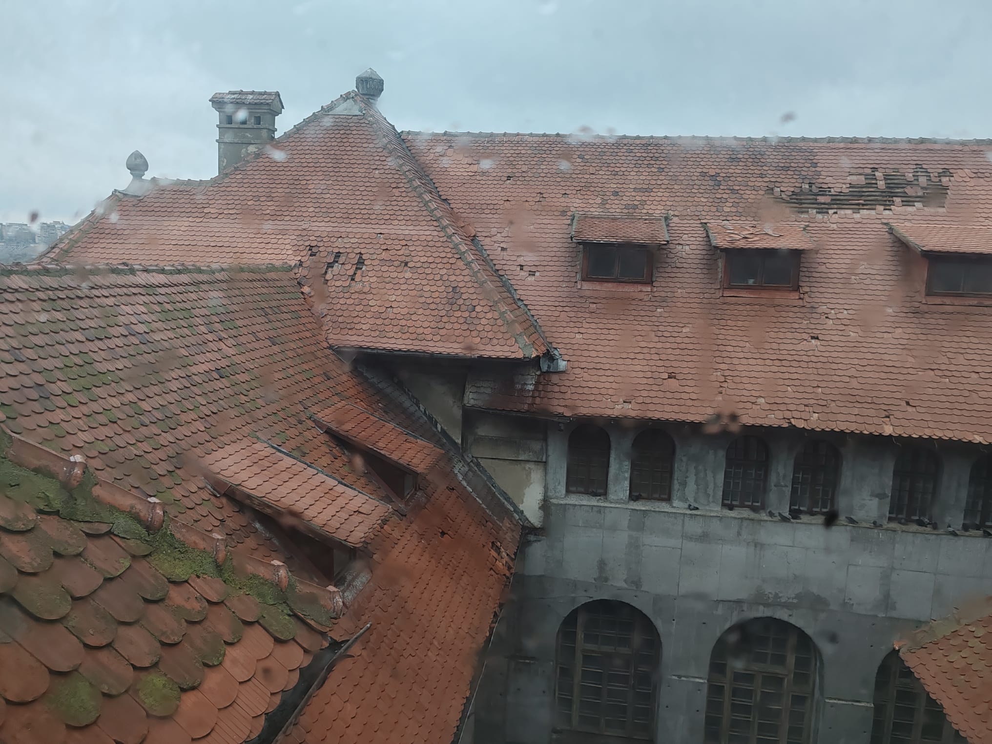 CONSTANȚA/FOTO: Țigle zburate de pe acoperiș și săli de expoziție distruse la Muzeul de Istorie Natională și Arheologie